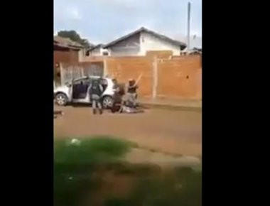 Βίντεο: Αστυνομικοί χτυπούν διαδηλωτή που βρίσκεται στο έδαφος